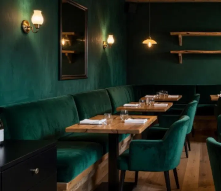 Ambiance feutrée d'un bistro français éclairé à la bougie