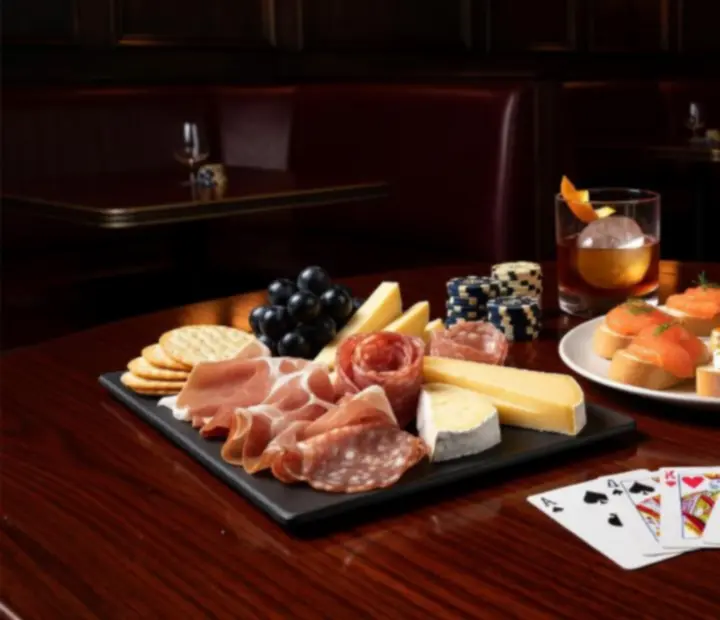 Sélection de finger food gastronomique et cocktails servis dans le salon de poker