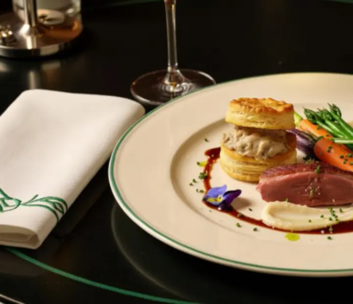 Assiette gastronomique française dressée avec précision